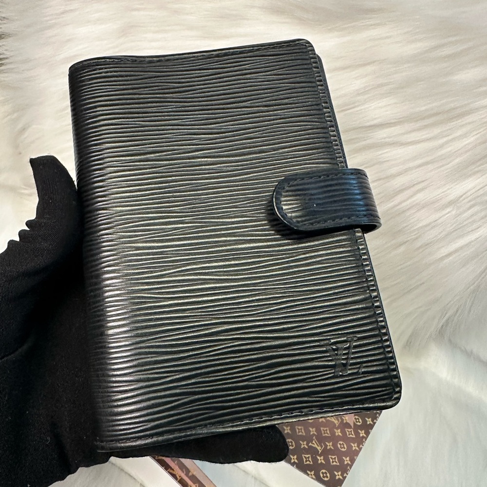 Louis Vuitton - Picture 5 of 17